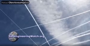 První atmosférické testování rozprašovaných aerosolů z letadel aneb „chemtrails”